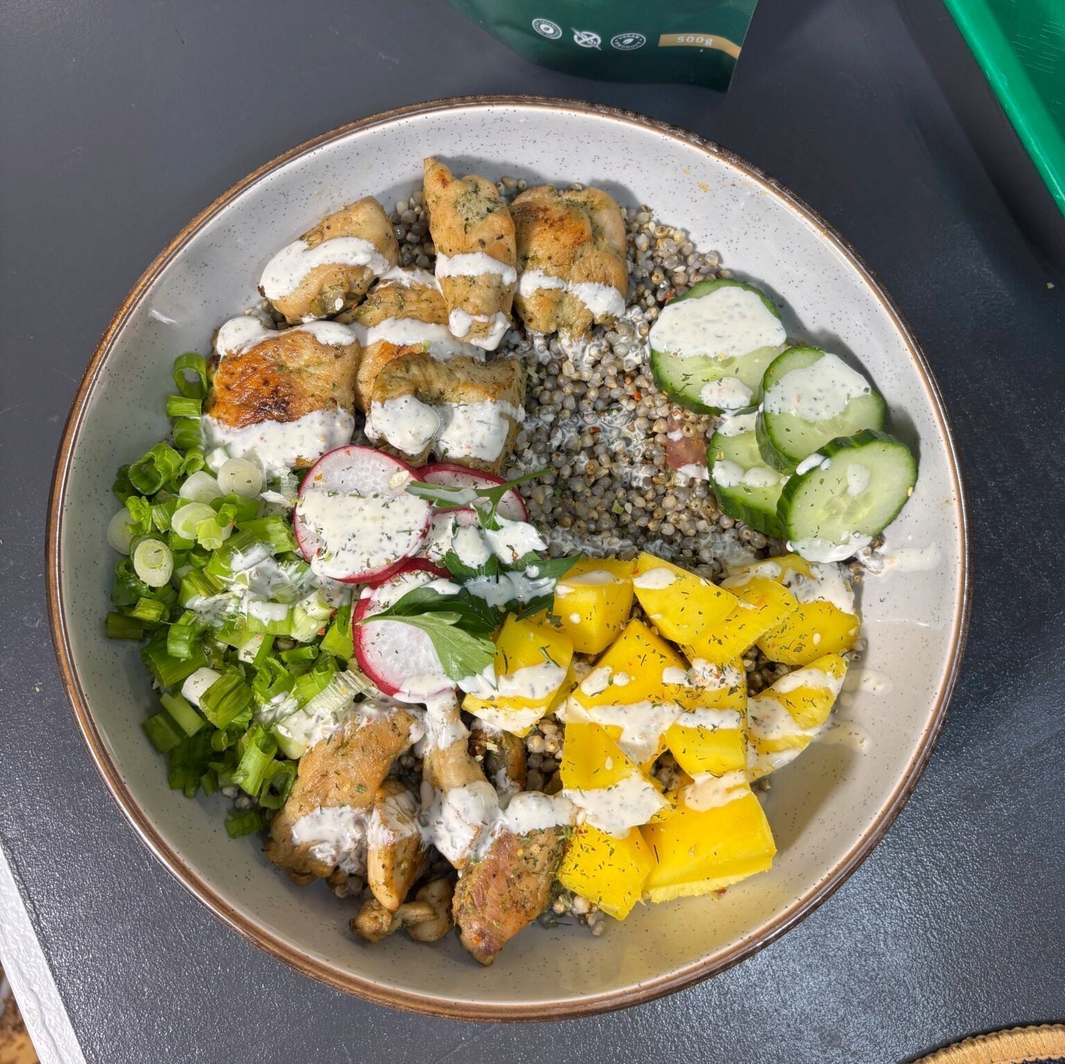 Bol de mil au poulet sauté, mangue et légumes croquants