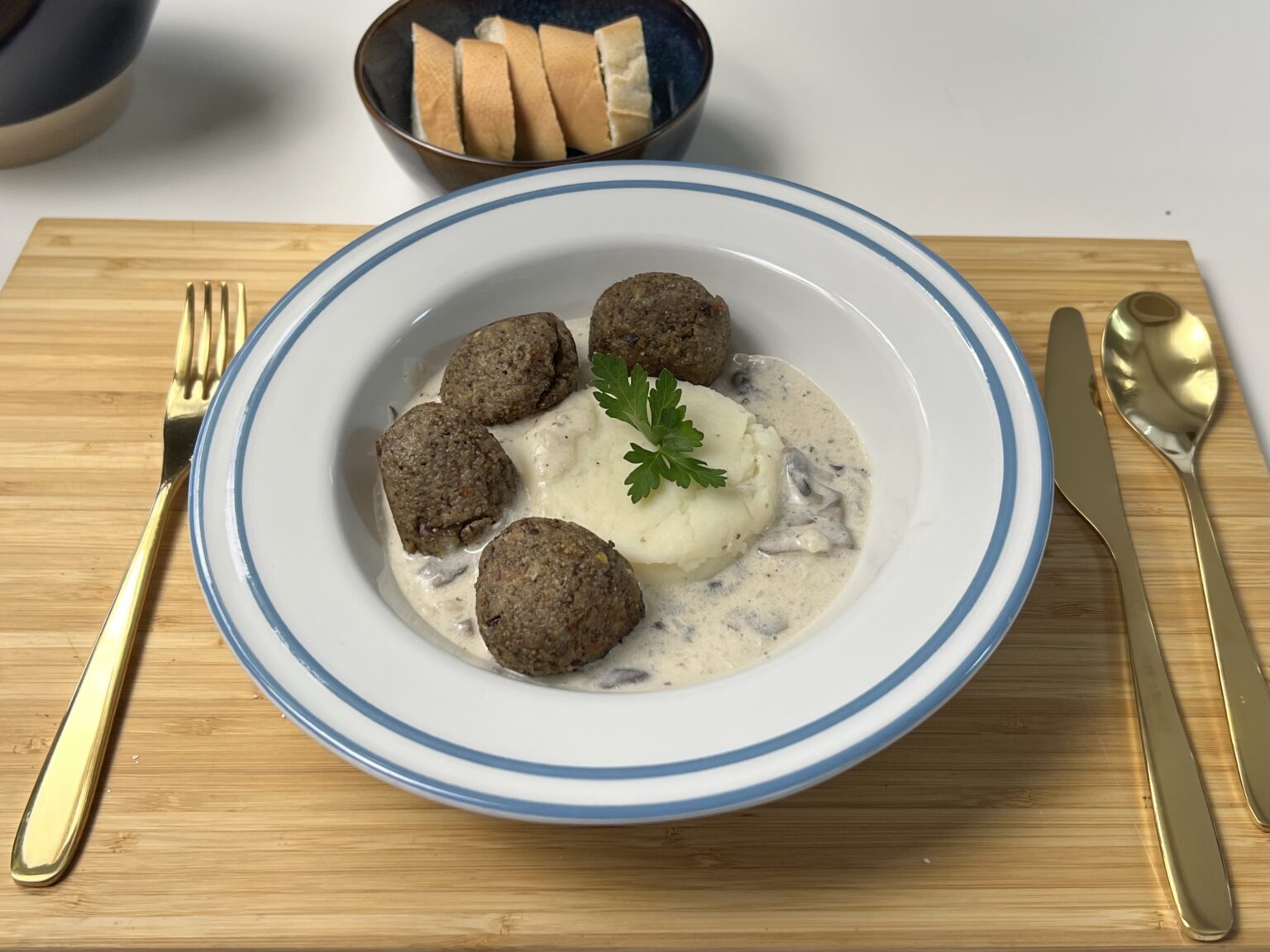Boulette de fonio avec Purée de pommes de terre et sauce champignon