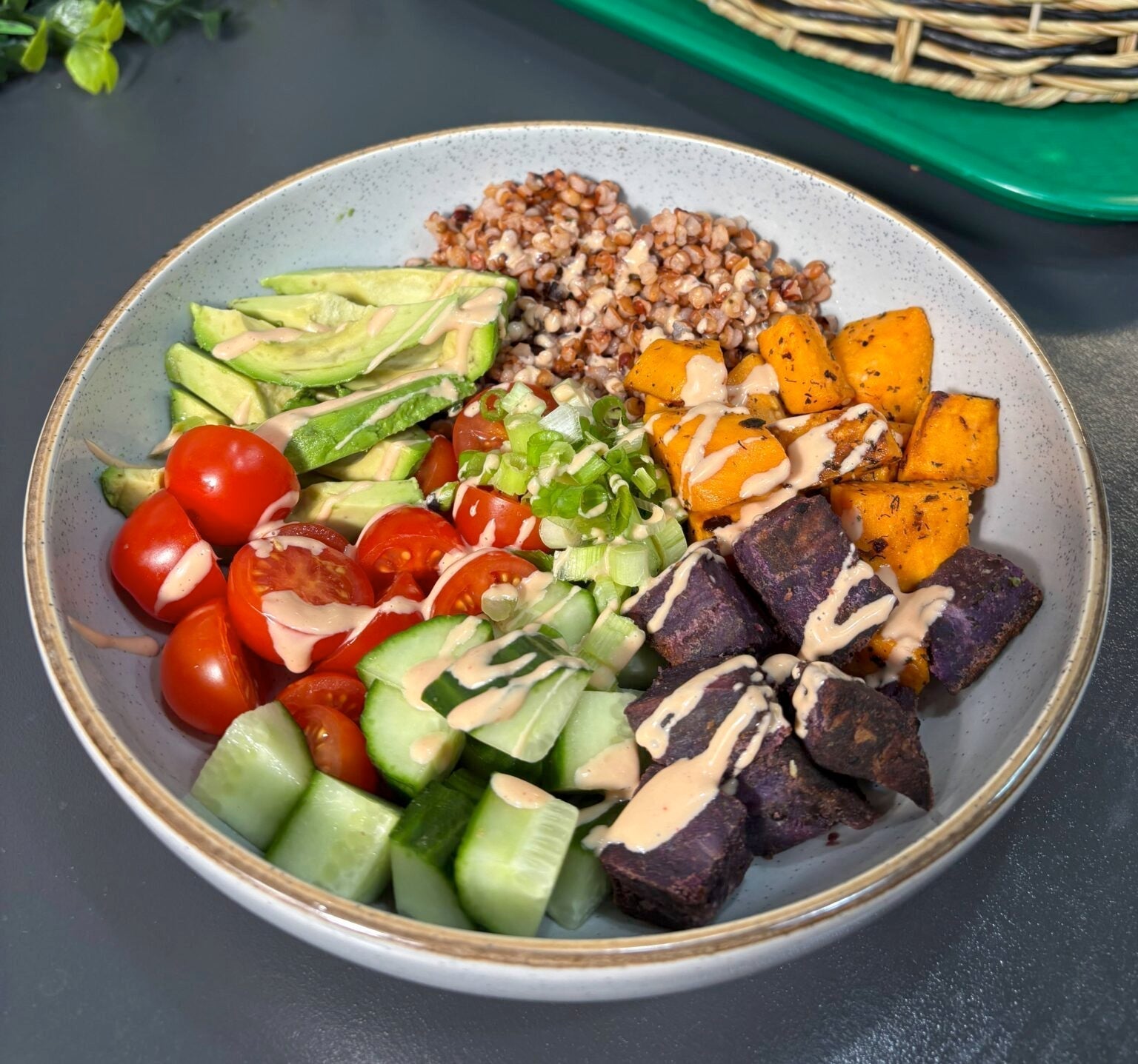 Salade de sorgho aux patates douces, concombre et avocat