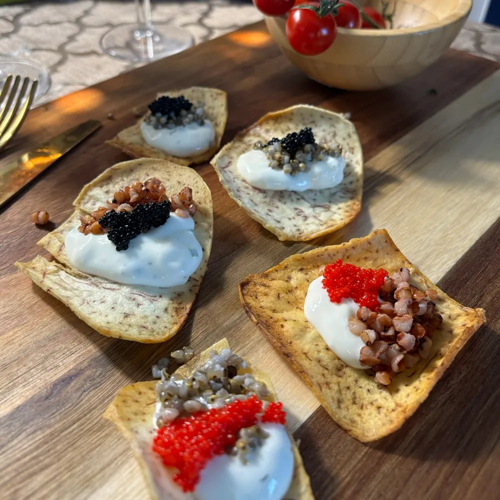 Mil ou Sorgho et caviar de lompe avec chips de taro et crème fraîche