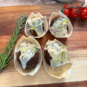 BOULETTES DE FONIO AVEC SAUCE CRÈME AUX CHAMPIGNONS