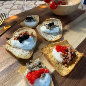 MIL ou SORGHO ET CAVIAR DE LOMPE AVEC CHIPS DE TARO ET CRÈME FRAÎCHE